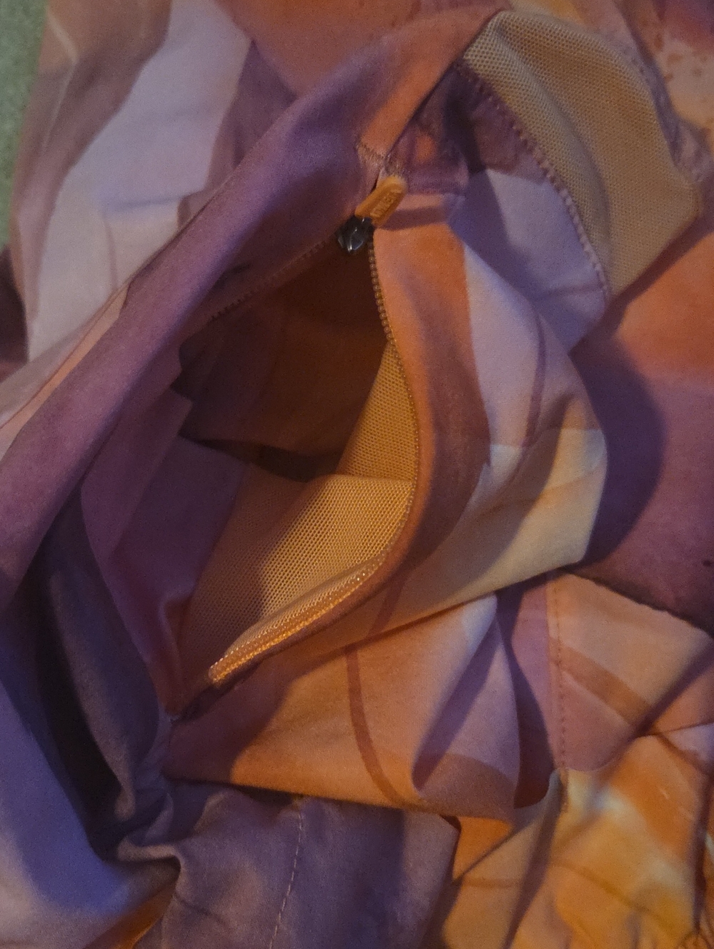 Athleta L MESH RACER RUN SHORT 4" - Picture 6 of 6